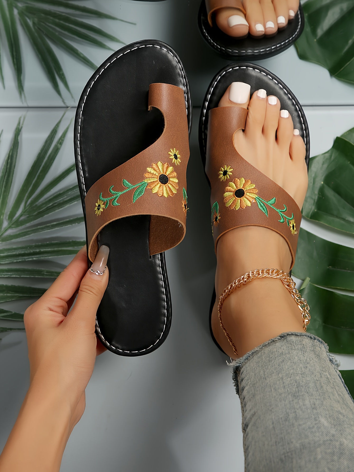 womens embroidered flat sandals casual toe loop slip on summer shoes outdoor beach slide sandals details 3